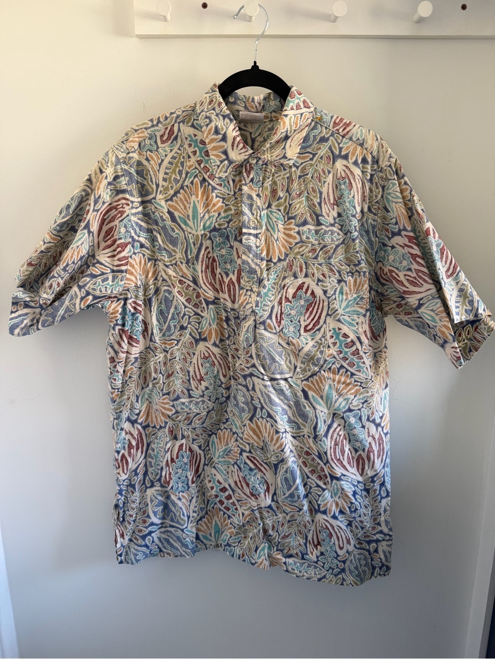Casual Short-Sleeve Button-Down Shirt in Multicolor Floral Paisley